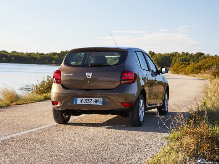 Vista posteriore della Dacia Sandero 2018 a Saranda, offerta da EasyGo Autonoleggio Albania.
