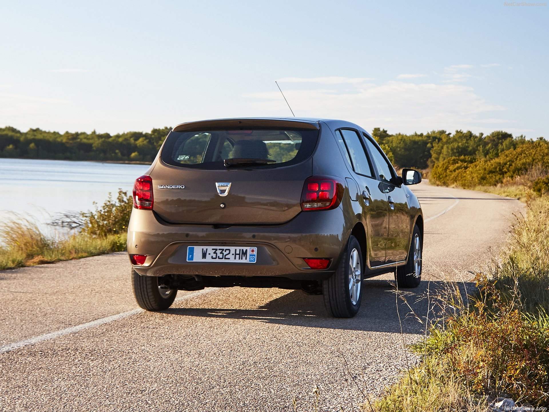 Vista posteriore della Dacia Sandero 2018 a Saranda, offerta da EasyGo Autonoleggio Albania.