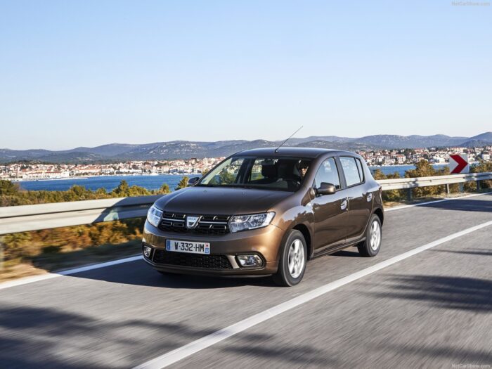 Vista frontale di una Dacia Sandero 2018 parcheggiata a Saranda, in Albania, disponibile per il noleggio da EasyGo Car Rental.