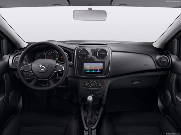 Vista interna della Dacia Sandero manuale diesel 2018 noleggiata a Saranda da EasyGo.