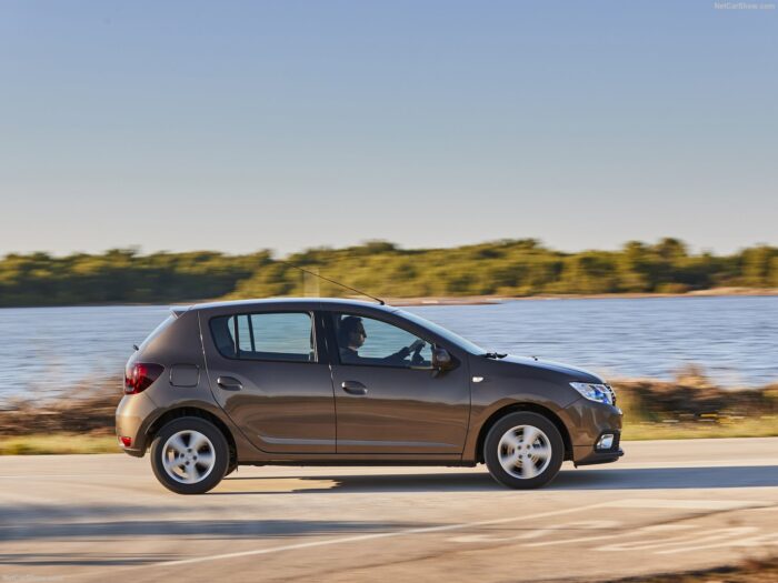 Profilo laterale di una Dacia Sandero 2018 parcheggiata a Saranda, in Albania.