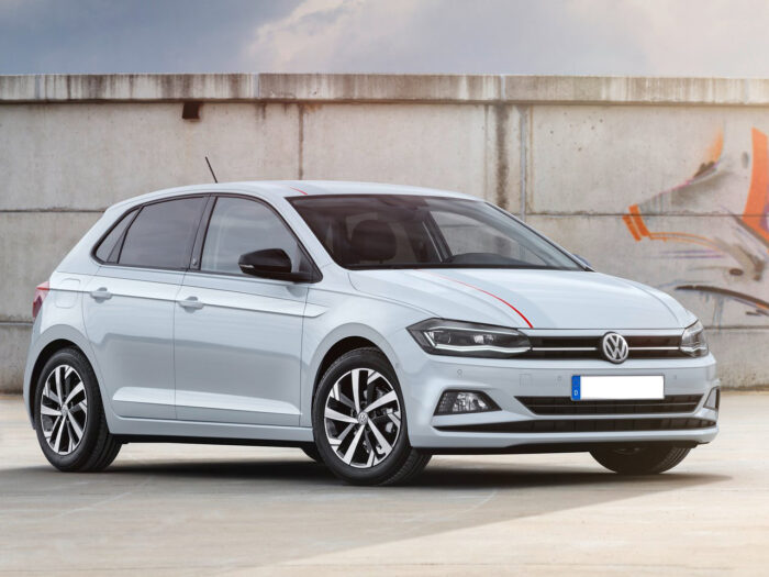 Angolo laterale anteriore di una Volkswagen Polo automatica a benzina noleggiata a Saranda da EasyGo.