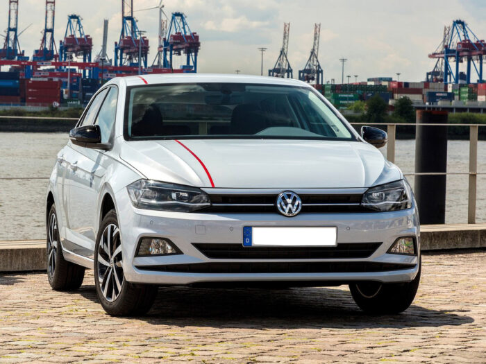 Vista frontale della Volkswagen Polo automatica a benzina disponibile a Saranda, in Albania.