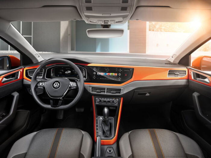 Vista interna di una Volkswagen Polo automatica a benzina noleggiata da EasyGo Autonoleggio Saranda.